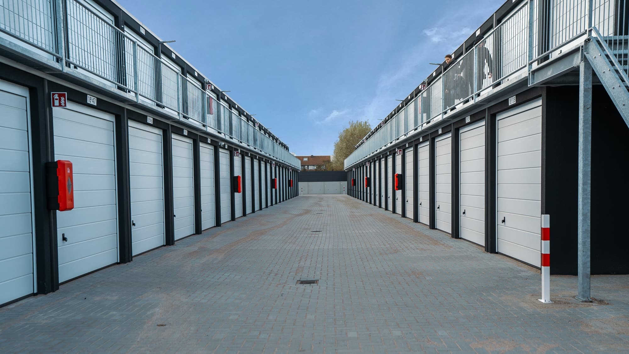 Garageboxen aan weerszijden van de laan op het terrein in Pijnacker